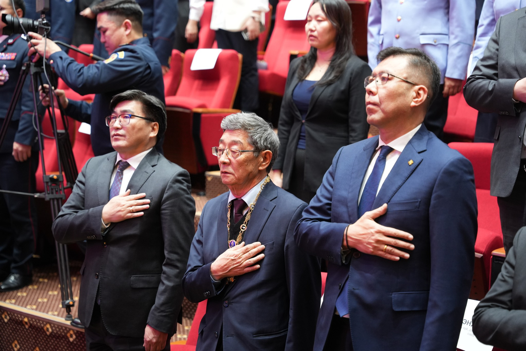 “Чингис хаан” одонт, академич С.Нарангэрэлд хууль зүйн салбарын бие бүрэлдэхүүн хүндэтгэл үзүүллээ